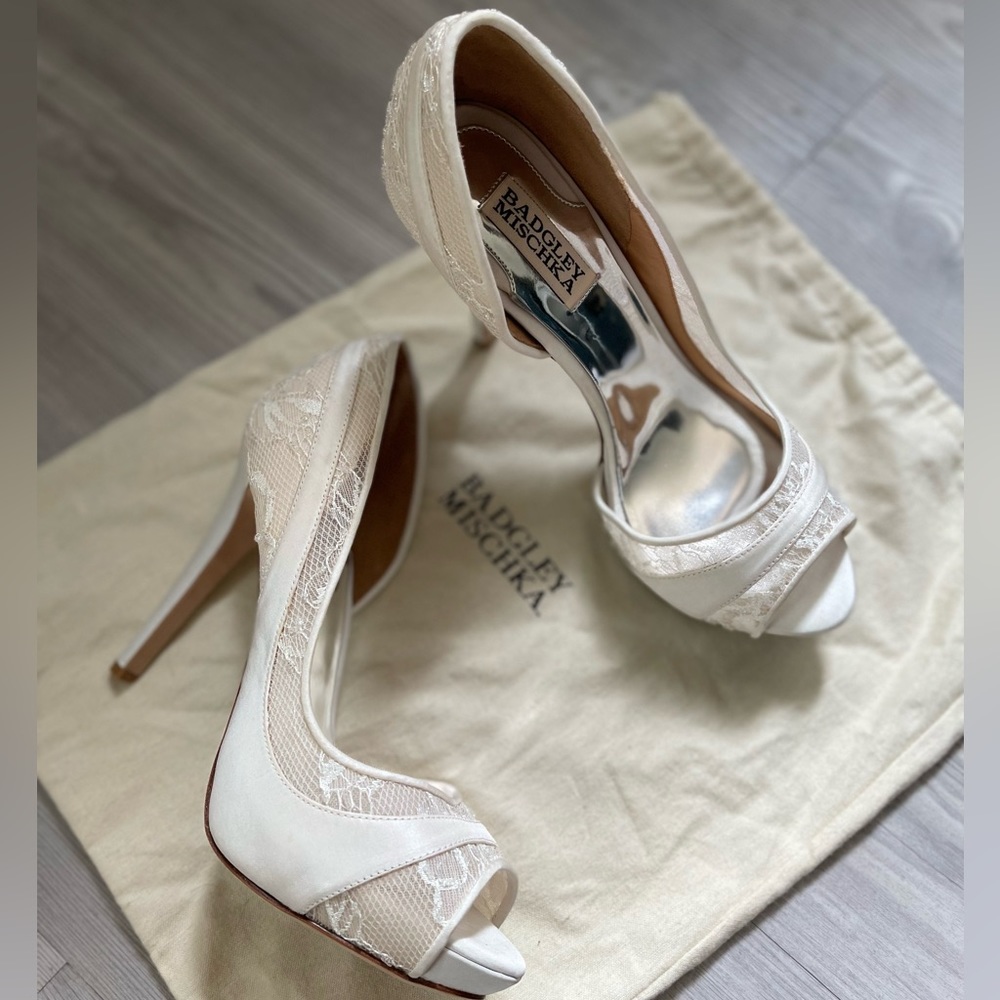 Badgley Mischka Peep-toe Pump